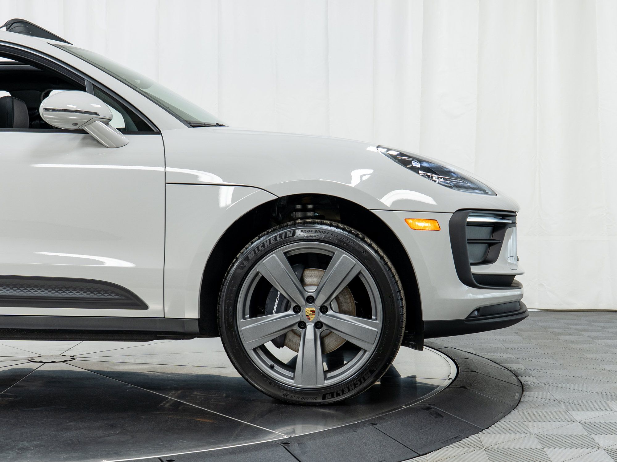 Certified 2025 Porsche Macan AWD/4WD image 11