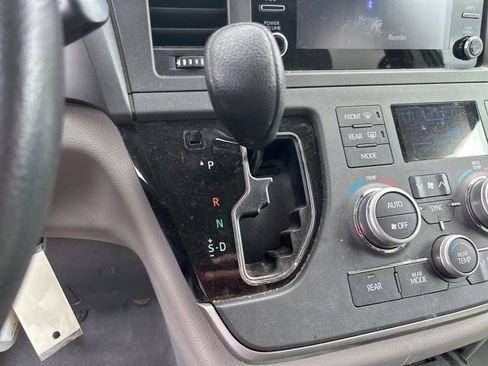 Used 2020 Toyota Sienna L image 25