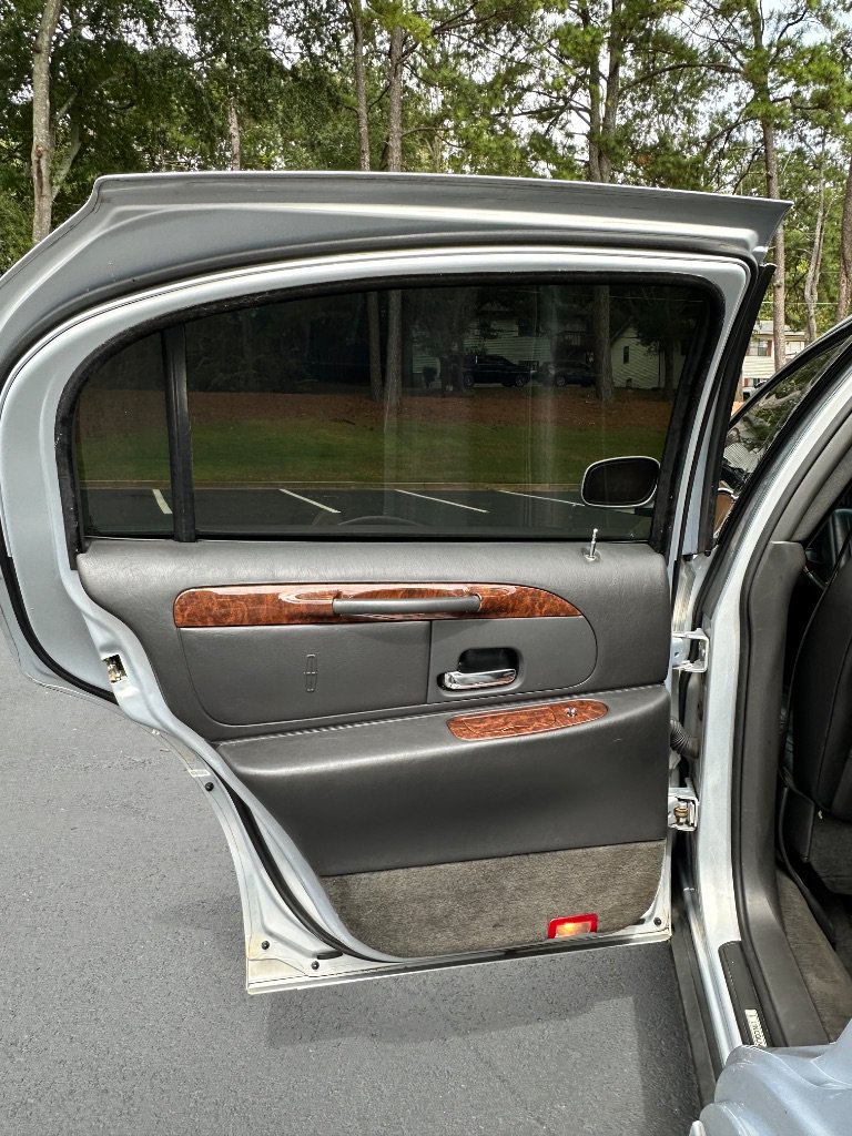 Used 2002 Lincoln Town Car Signature RWD image 12