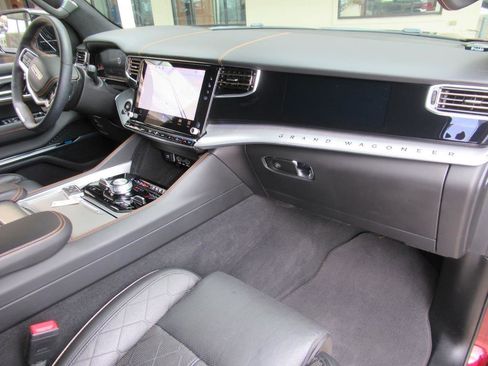 Used 2023 Jeep Grand Wagoneer Series III image 12