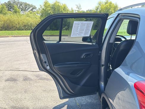 Used 2019 Chevrolet Trax LT w/ LT Convenience Package FWD image 30