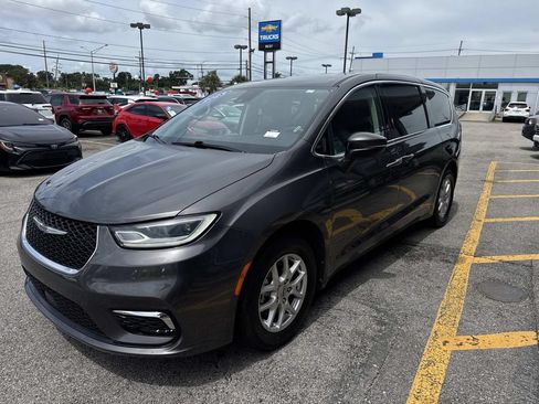 Used 2023 Chrysler Pacifica Touring-L FWD image 4