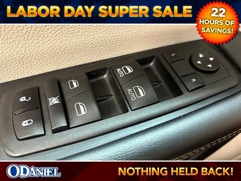 Used 2024 Chrysler Pacifica Touring-L FWD image 5
