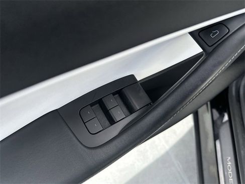 Used 2022 Tesla Model Y Long Range image 15