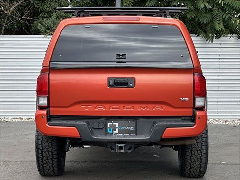 Used 2016 Toyota Tacoma TRD Off-Road AWD/4WD image 11