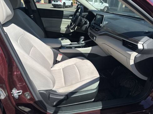 Used 2024 Nissan Altima 2.5 SV FWD image 16