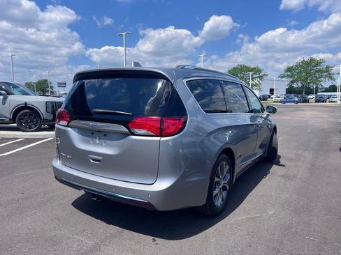 Used 2019 Chrysler Pacifica Limited w/ Tire & Wheel Group FWD image 4
