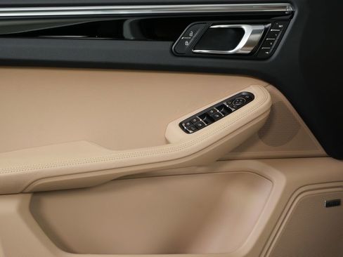 New 2026 Porsche Macan image 6