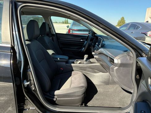 Used 2025 Nissan Altima 2.5 SV image 35