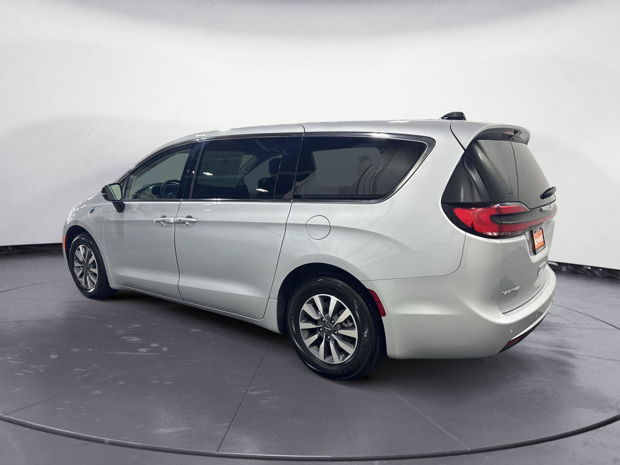 Used 2024 Chrysler Pacifica Limited FWD image 5