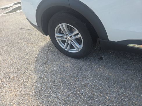 Used 2024 Ford Explorer XLT RWD image 15