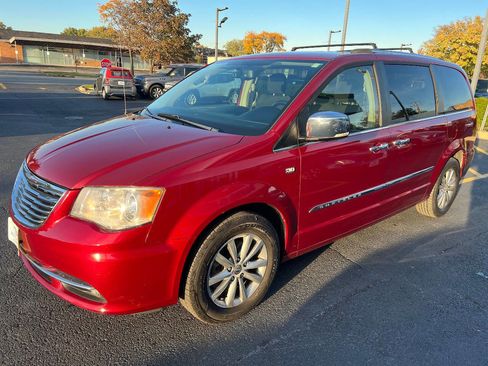 Used 2014 Chrysler Town & Country Touring-L image 6