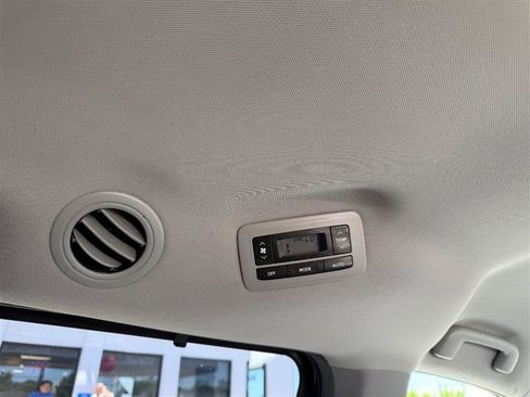Used 2019 Toyota Sienna LE AWD/4WD image 28