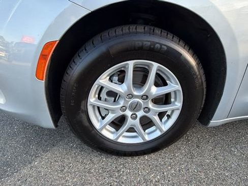 Used 2023 Chrysler Voyager LX image 10