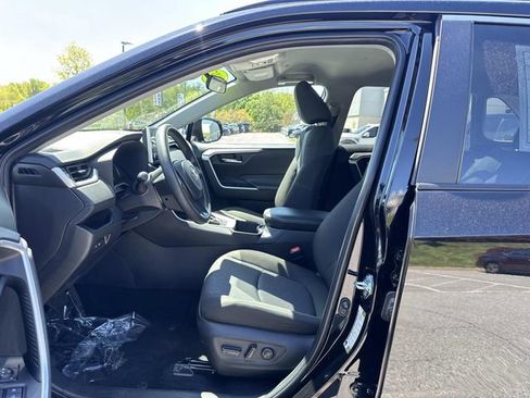 Used 2025 Toyota RAV4 XLE AWD/4WD image 17