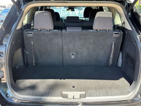 Used 2025 Toyota Highlander LE FWD image 33