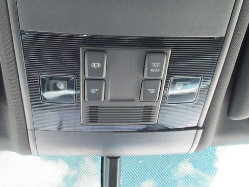 Used 2022 Volkswagen Atlas Cross Sport SE FWD image 31