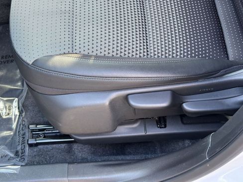 Used 2025 Chevrolet Trax LT w/ LT Convenience Package image 23