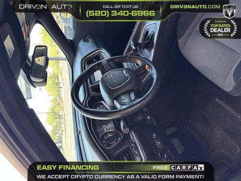 Used 2015 Dodge Challenger SXT RWD image 9