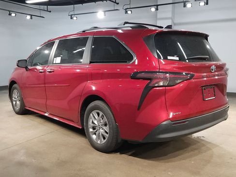 New 2026 Toyota Sienna XLE FWD image 5