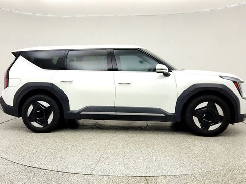 Used 2024 Kia EV9 Light Long Range RWD image 4