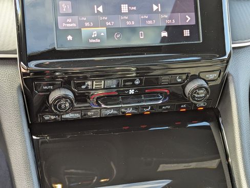 Used 2023 Jeep Grand Cherokee L Laredo image 25