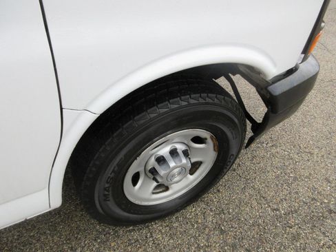 Used 2017 Chevrolet Express 2500 RWD image 17