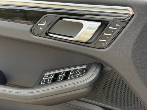 Certified 2025 Porsche Macan image 27