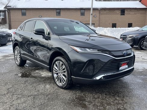 Used 2023 Toyota Venza Limited image 3