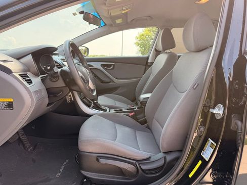 Used 2014 Hyundai Elantra SE w/ Option Group 02 FWD image 2