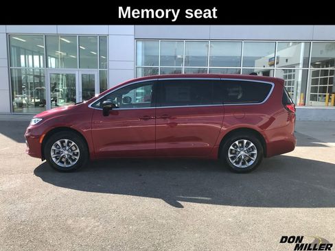 New 2026 Chrysler Pacifica Select image 9