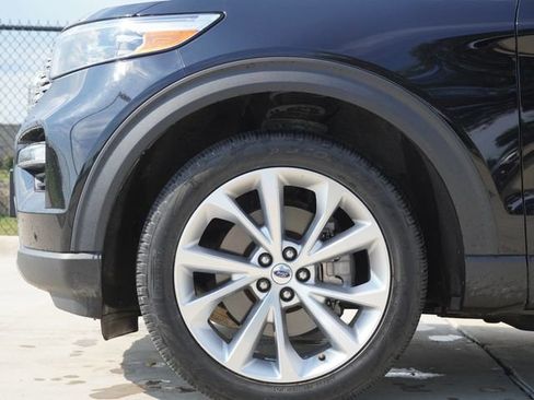 Used 2023 Ford Explorer Platinum w/ Technology Package AWD/4WD image 5