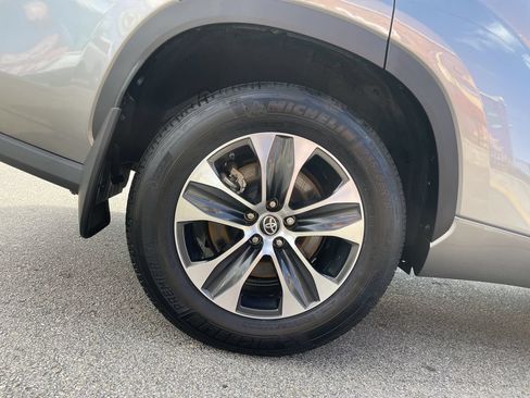 Certified 2025 Toyota Highlander XLE AWD/4WD image 12