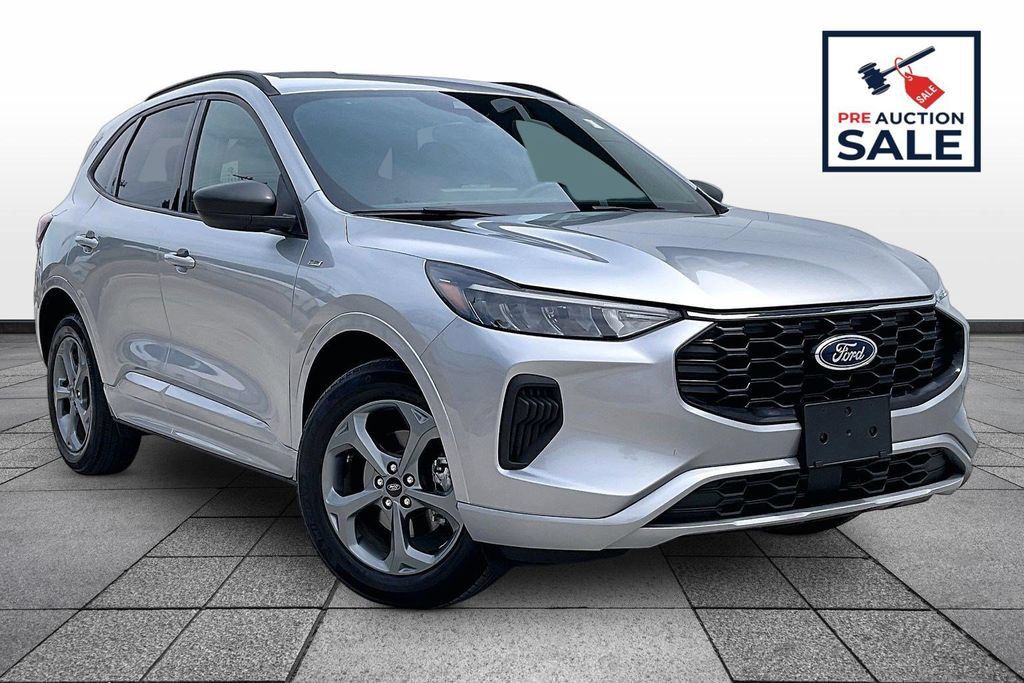 Used 2024 Ford Escape ST-Line w/ Tech Pack #1 AWD/4WD image 2