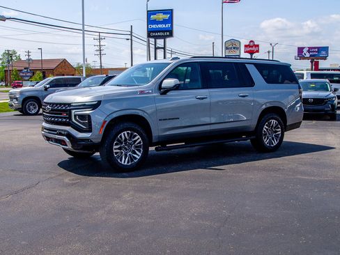 Used 2025 Chevrolet Suburban Z71 image 3