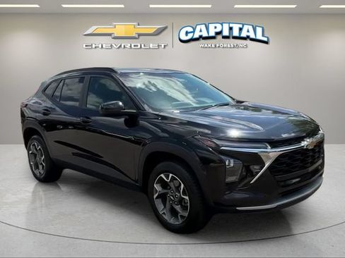 Used 2025 Chevrolet Trax LT FWD image 8