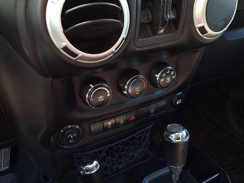 Used 2014 Jeep Wrangler Unlimited Sahara w/ Dual Top Group AWD/4WD image 10
