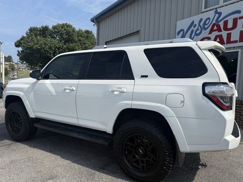 Used 2016 Toyota 4Runner SR5 AWD/4WD image 10