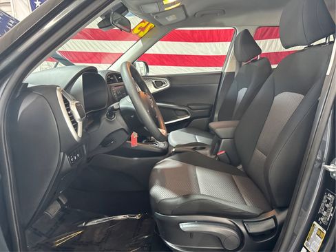 Used 2025 Kia Soul LX w/ LX Technology Package FWD image 9