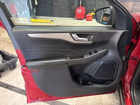 Used 2021 Ford Escape SE w/ SE Sport Appearance Package image 9