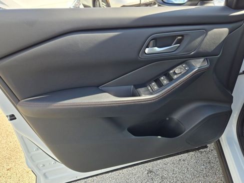 Used 2025 Nissan Rogue SV AWD/4WD image 21