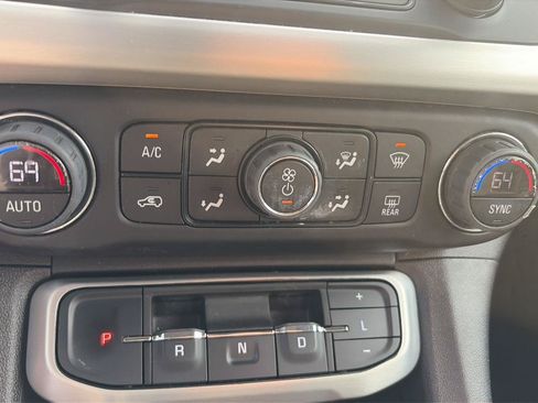 Used 2022 GMC Acadia SLE w/ Driver Convenience Package FWD image 19