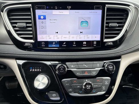 Certified 2023 Chrysler Pacifica Touring-L image 12