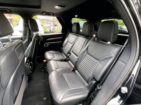 Used 2023 Land Rover Discovery S R-Dynamic image 28