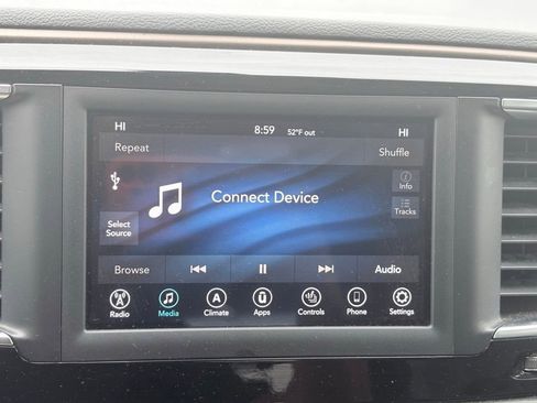 Used 2019 Chrysler Pacifica Touring-L FWD image 9