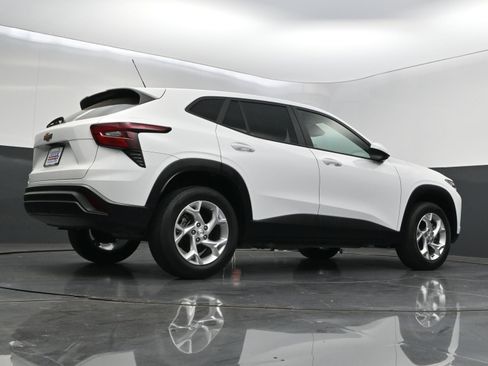 Used 2024 Chevrolet Trax LS w/ LS Convenience Package FWD image 37