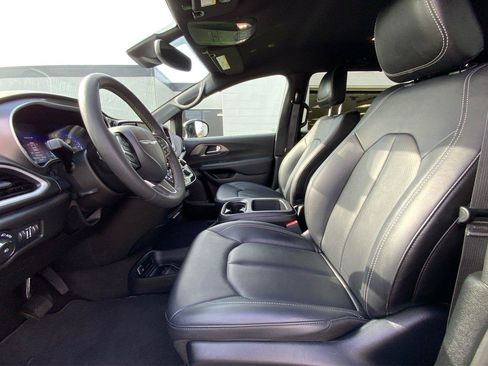 Used 2025 Chrysler Pacifica Select FWD image 10