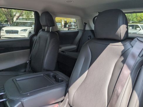 Used 2025 Kia Carnival FWD image 22