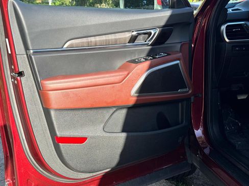 Used 2023 Kia Telluride EX w/ EX Captain's Chair Package image 18