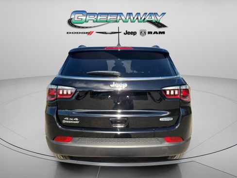 Used 2024 Jeep Compass Latitude image 2